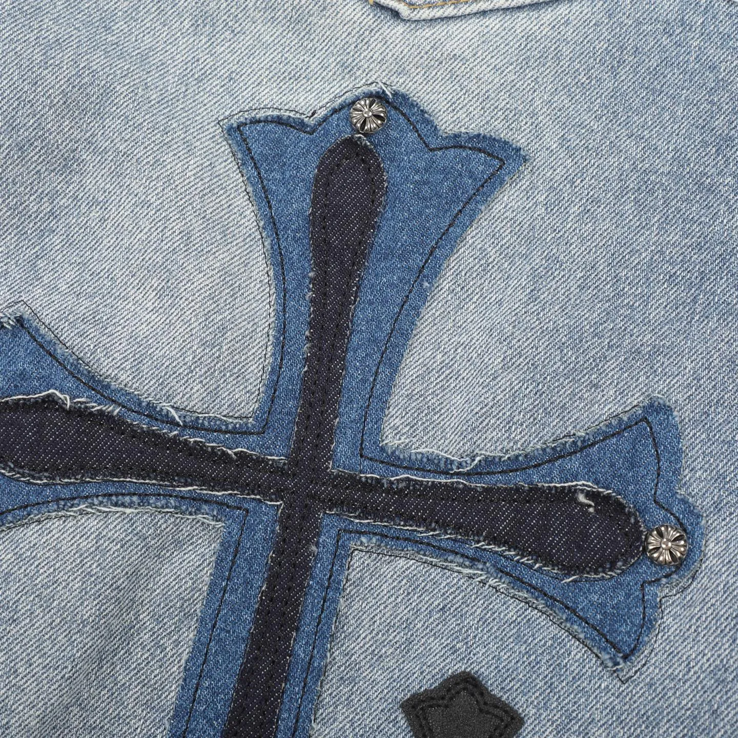P310 Ch rare co-branded top item Chrome hearts new Chrome heart patchwork patchwork cross stitching micro-flare jeans Top-notch configuration, details are invincible! ! Cleanfit has become very popular in the past two years, and Kroxin’s consistent style is particularly high-end! ! Imported Japanese woven fabric ready-made clothes, genuine leather Crocodile leather labels and waist cloth leather tags are sewn on. The overall process is very cumbersome. The buttons on the trousers fly, rivets, back pockets, and metal decorative plates are all custom-made from molds. After they are finished, they are distressed to create a very effective effect. It has a vintage taste, and has been used by all kinds of big-name European and American celebrities. Kenijima’s cleanfit style has become popular all over the world. Top-grade hardware, pay attention to my detailed photos, the buttons are all detachable, and they are made of 925 engraved silver! ! Match as you like, suitable for both men and women ✔️✔️ Color: Blue Size: S M L XL